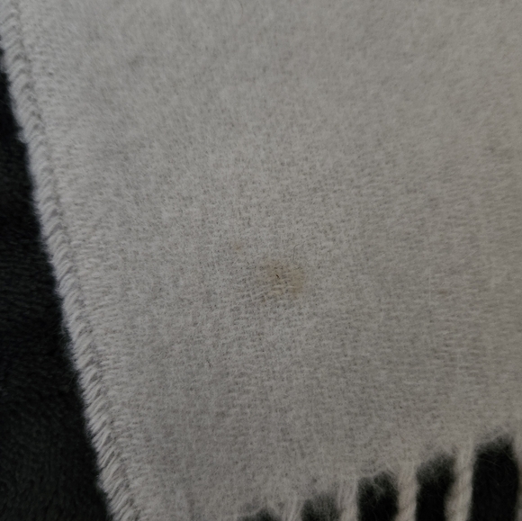 Louis Vuitton Baroda Scarf Cashmere - Picture 3 of 9